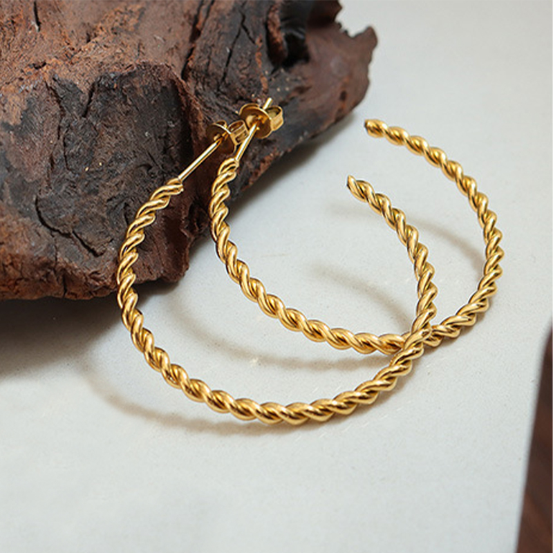 Simple ancien acier au titane boucles d'oreilles