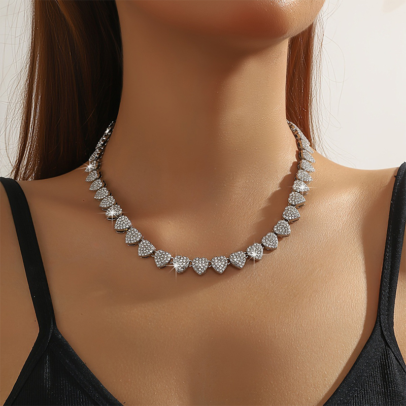 Basic Exquisite Heart Women's Alloy Necklace with Rhinestone