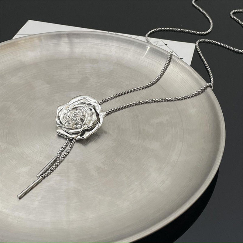 Charming Chic Ladies' Flower Titanium Steel Alloy Necklace